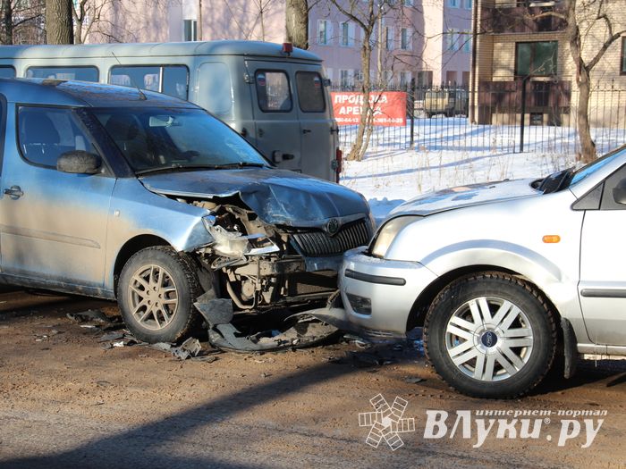 Лобовое столкновение на пр-те Гагарина в Великих Луках (ФОТО)