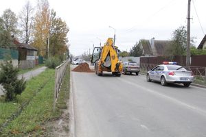 В Великих Луках неизвестный водитель, попав в ДТП, бросил автомобиль и скрылся (ФОТО)