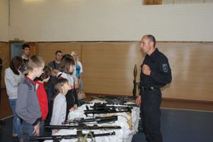 Псковские полицейские пригласили в гости детей из подшефного детдома (фото)