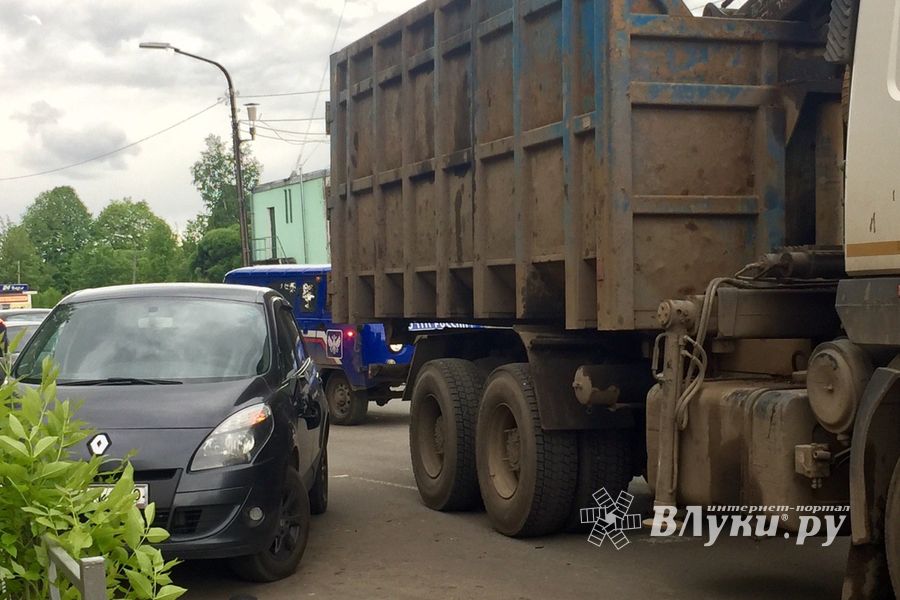 ДТП в Великих Луках: ломовоз «подрезал» легковушку (ФОТО)