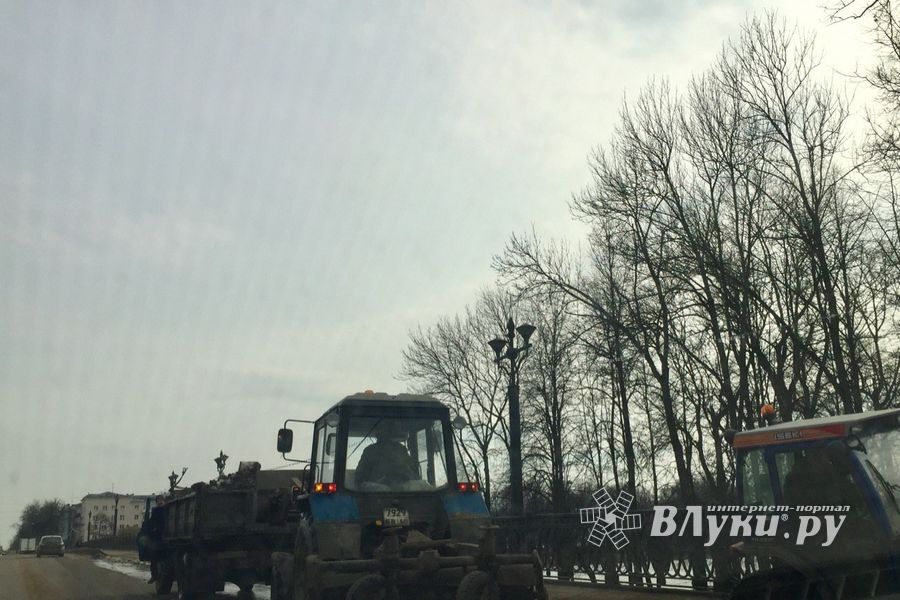 Центральный мост через Ловать в Великих Луках убирают от снега (ФОТО)