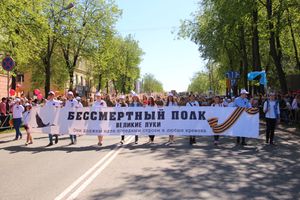 По центральному проспекту Великих Лук прошёл  «Бессмертный полк» (0+) (ФОТО)