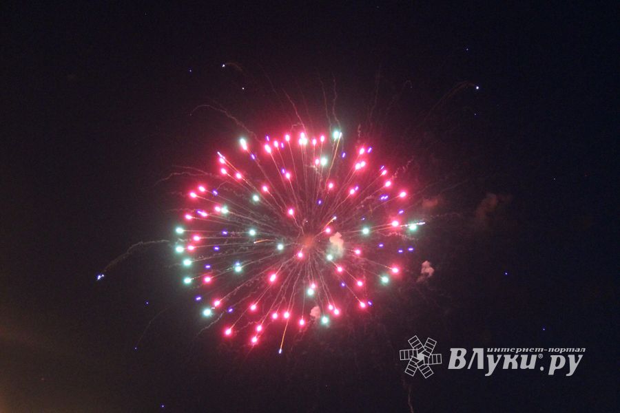 Праздничный салют в честь Дня Победы был дан в Великих Луках (ФОТО)