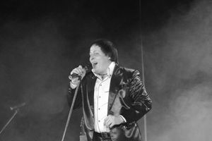 В ДК ЛК состоялся концерт Юрия Михайлова