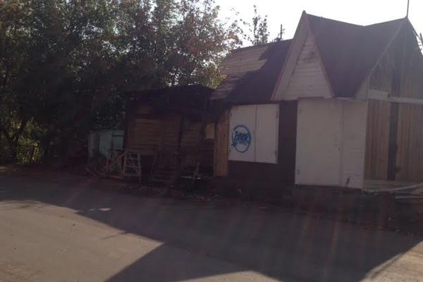 В Великих Луках сгорел торговый павильон (фото)