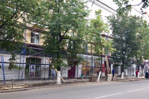 Из-за ремонта фасадов в Великих Луках перекрыли тротуары (ФОТО)