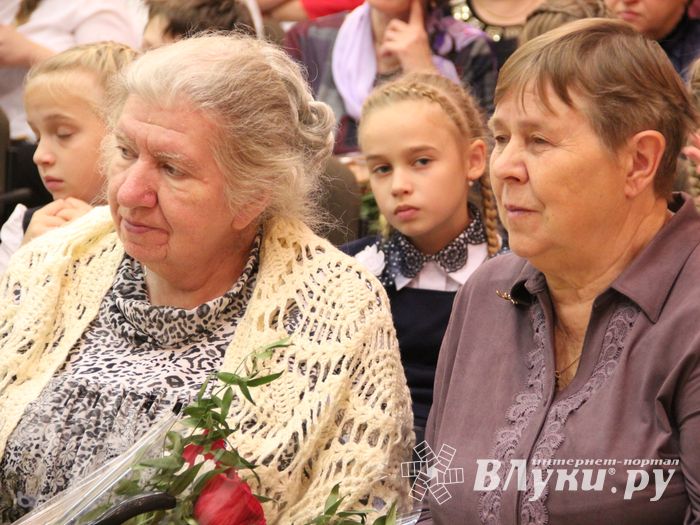В Великих Луках ученики школы №13 поздравили своих педагогов (ФОТО)