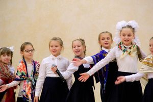 В Великих Луках поздравляют мам (ФОТО)