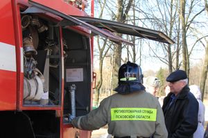 В центре Великих Лук спасатели продемонстрировали свою технику (ФОТО)