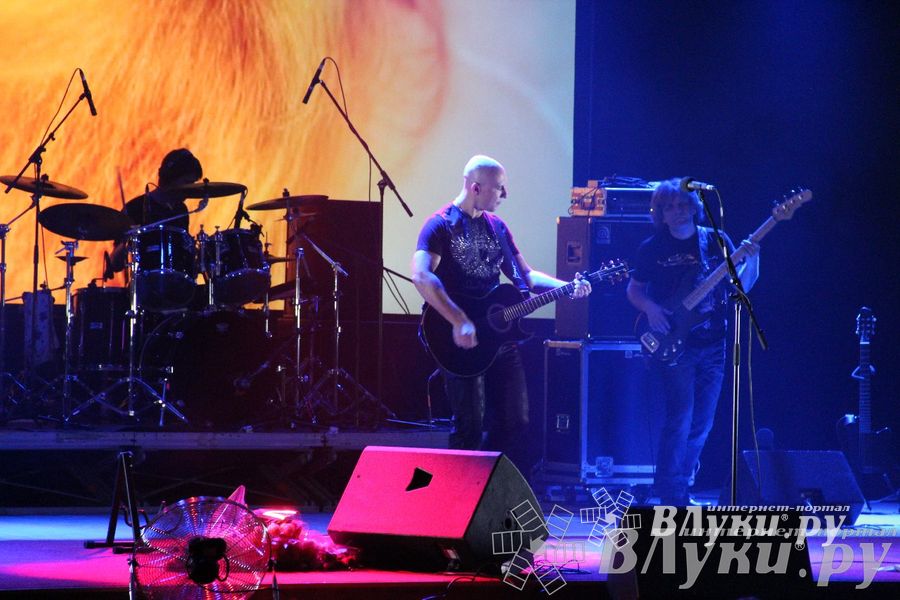 В Великих Луках состоялся концерт Дениса Майданова