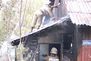 В Великих Луках пожарные тушат барак (ФОТО)