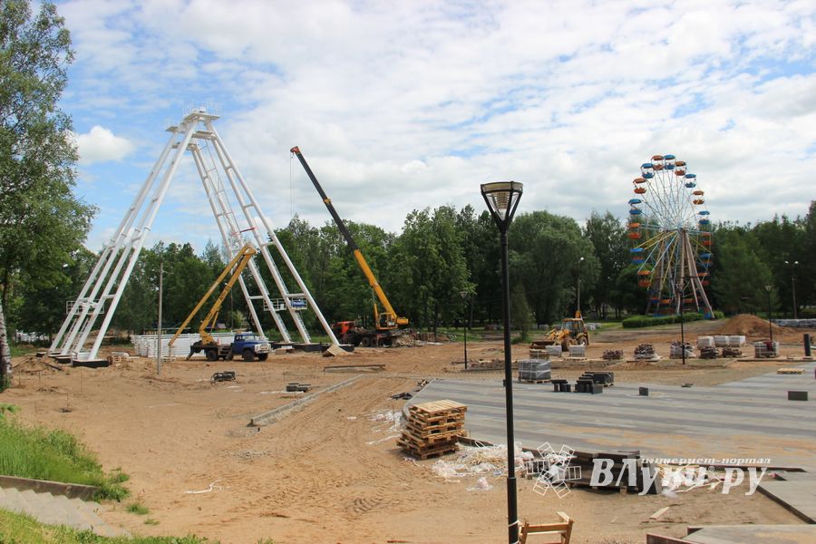 Ноги будущего колеса обозрения обрастают лучами (ФОТО)