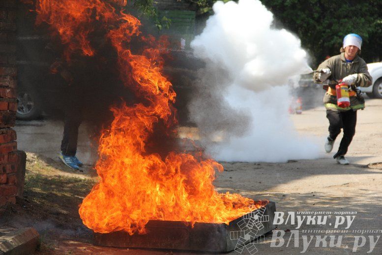 В Великих Луках прошли соревнования среди пожарных