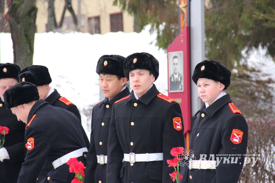 У Вечного огня в Великих Луках прошёл торжественный митинг (фото)