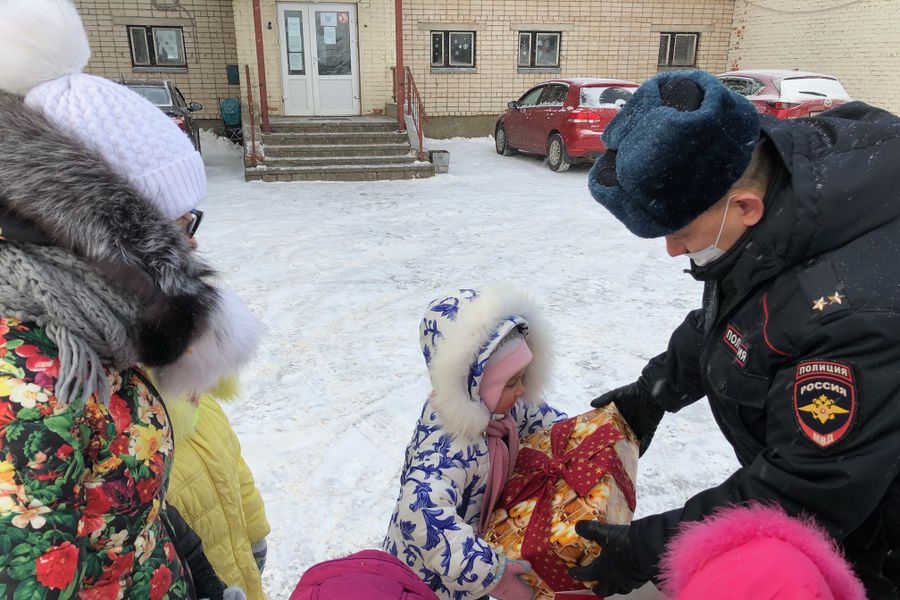 В Великих Луках полицейские превратились в зимних волшебников (ФОТО)