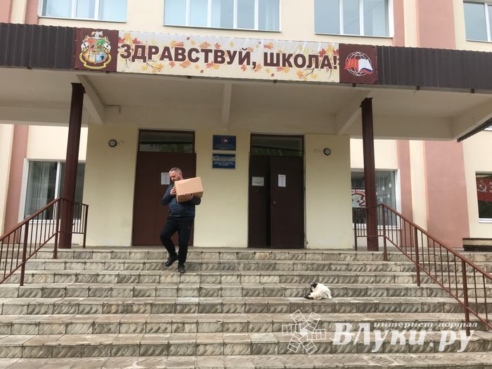 Великолукским школьникам стали раздавать продуктовые наборы (ФОТО)