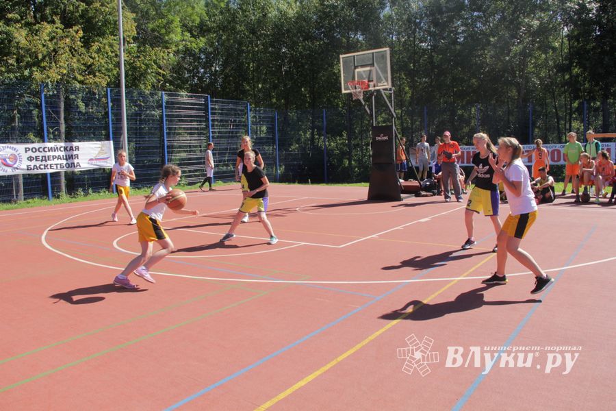 «Оранжевый мяч» в Великих Луках в День физкультурника (ФОТО)