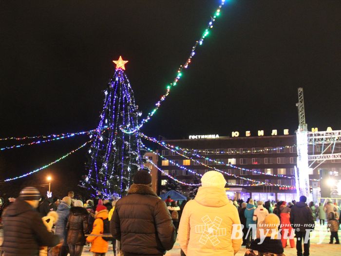 В Великих Луках зажглась новогодная ёлка (ФОТО)