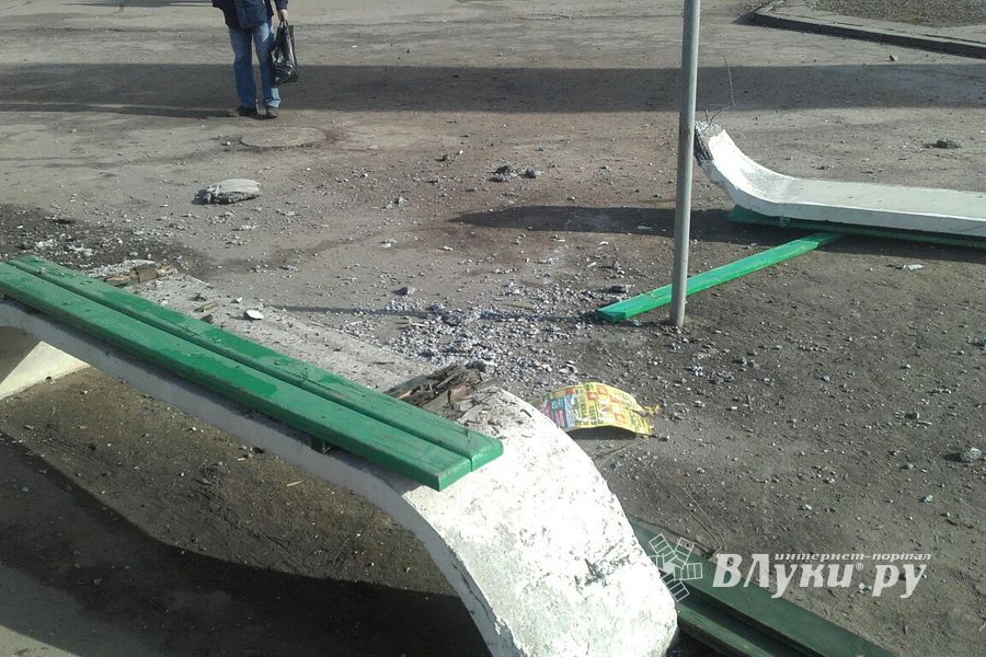 В Великих Луках водитель сбил на остановке женщину и ребенка (ФОТО)