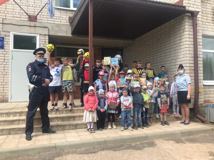 Полицейские поздравили детей в Великолукском районе (ФОТО)