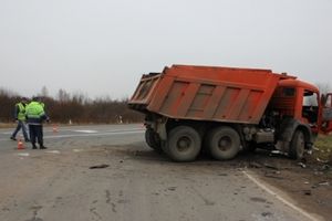 В Пскове водитель «КАМАЗа» не пропустил автомобиль «Хёндай», 2 человека погибли (фото)