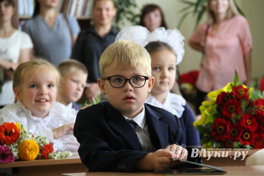 1 сентября в школах Великих Лук прошли Торжественные линейки (ФОТО)