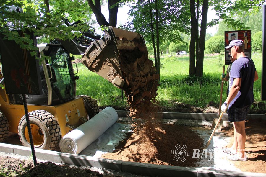 Идёт благоустройство Аллеи памяти 6-й роты в Великих Луках (ФОТО)
