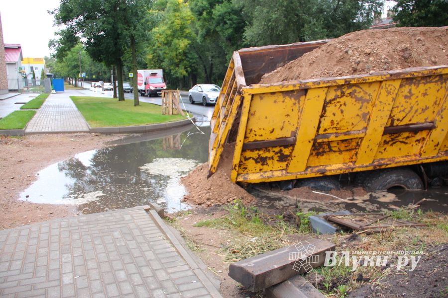 На проспекте Гагарина в Великих Луках провалился грузовик (ФОТО)