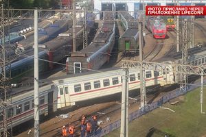 На Рижском вокзале Москвы два вагона сошли с рельсов (фото)
