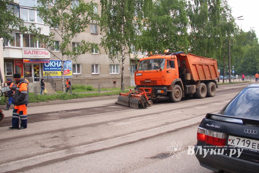 На проспекте Гагарина в Великих луках снимают асфальт (ФОТО)