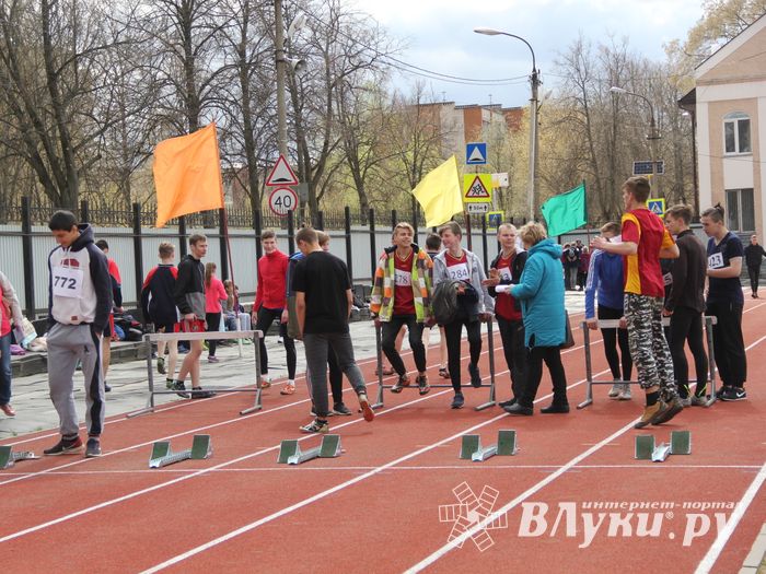 В Великих Луках проходят соревнования «Шиповка юных» (ФОТО)