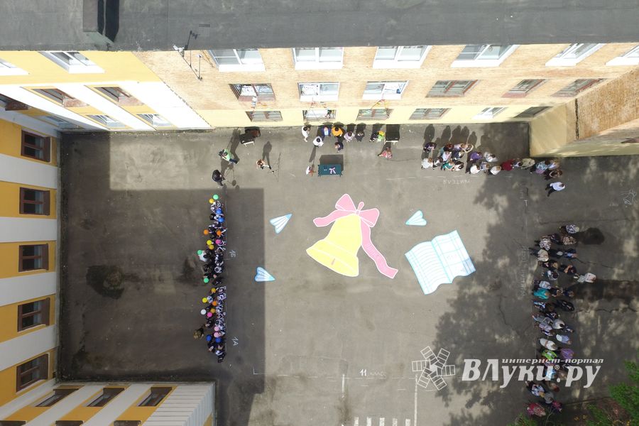 В Великих Луках прозвенели «последние» звонки (ФОТО)