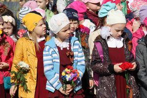 Ученики лицея №11 возложили цветы к могилам Братского кладбища (ФОТО)