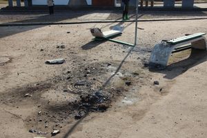 В Великих Луках водитель сбил на остановке женщину и ребенка (ФОТО)