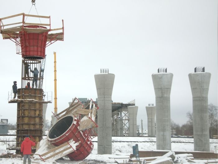 В Великих Луках продолжается сборка металлоконструкций пролетного строения путепровода (ФОТО)
