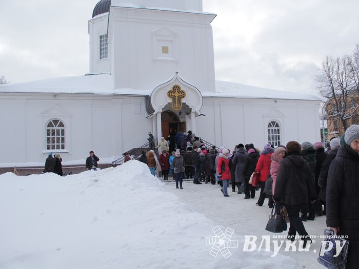 Великолучане запасаются святой водой (фото)