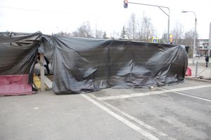 В районе великолукского путепровода появилась «непонятная» палатка (ФОТО)