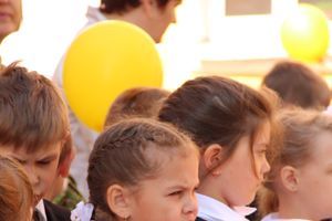 В Великих Луках прозвенели «последние» звонки (ФОТО)