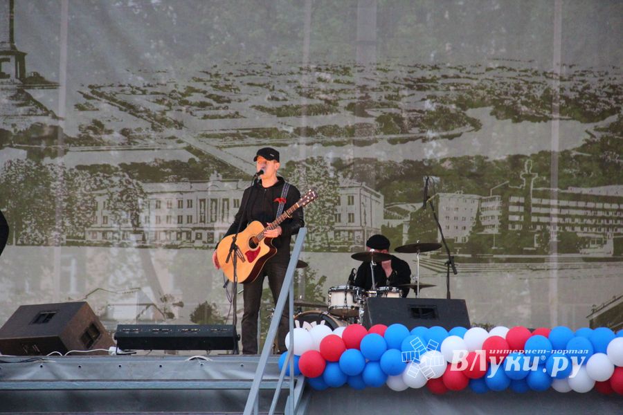 В Великих Луках прогремел праздничный салют в честь Дня Победы (ФОТО)