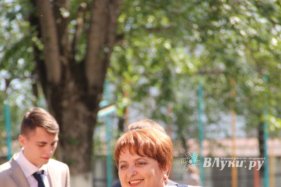 В Великих Луках прозвенели «последние» звонки (ФОТО)