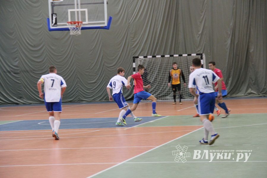 В Великих Луках продолжается Первенство города по мини-футболу (фото)