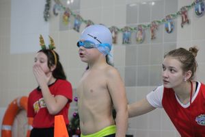 Соревнования по плаванию на призы Деда Мороза прошли в Великих Луках (ФОТО)