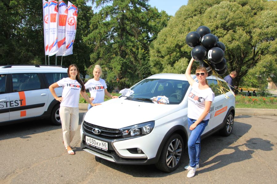 ​В Великих Луках в День Города прошла «Автовыставка 2018 - ЛЕТО» (ФОТО)