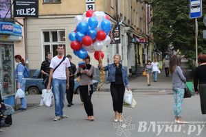 В Великих Луках прошла патриотическая акция, посвященная Дню флага России