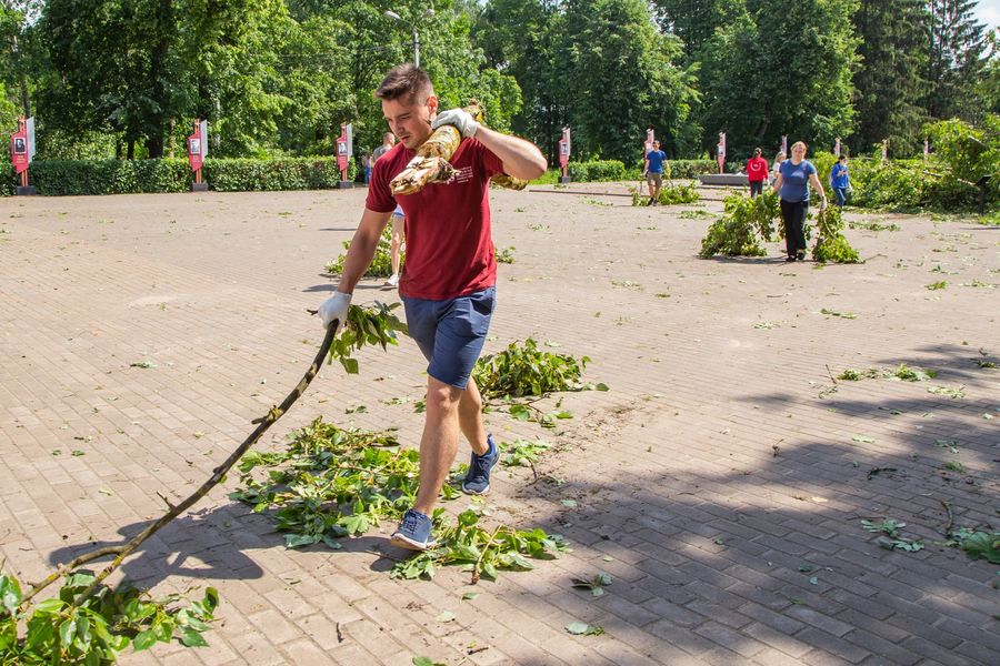 Небезразличные великолучане помогают убрать город после урагана (ФОТО)
