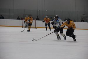 Две великолукские команды хоккеистов одержали победы в домашних матчах (ФОТО)