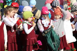 Ученики лицея №11 возложили цветы к могилам Братского кладбища (ФОТО)