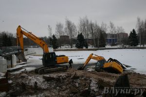 Падение экскаватора в воду рабочие назвали «штатной ситуацией»