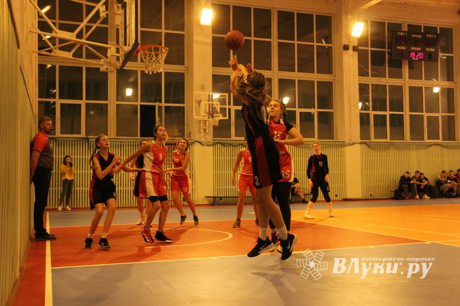 Великолукские баскетболистки борются за Кубок города (ФОТО)
