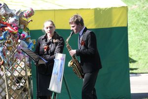 По центральному проспекту Великих Лук прошёл  «Бессмертный полк» (0+) (ФОТО)